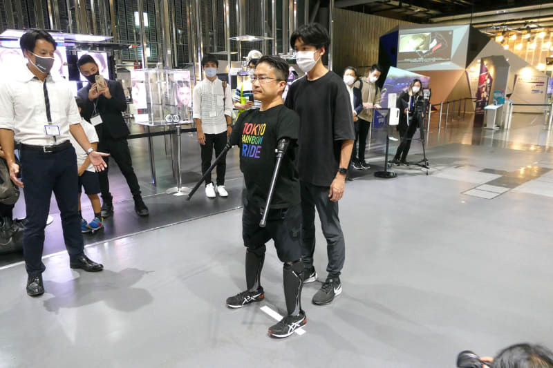 義足を着用した乙武洋匡氏。義手はバランスを取るためのカウンターウェイトとして着用している