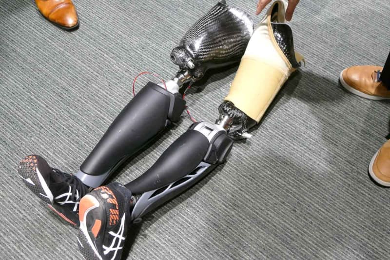 トルクセンサーは膝の外側部分にある