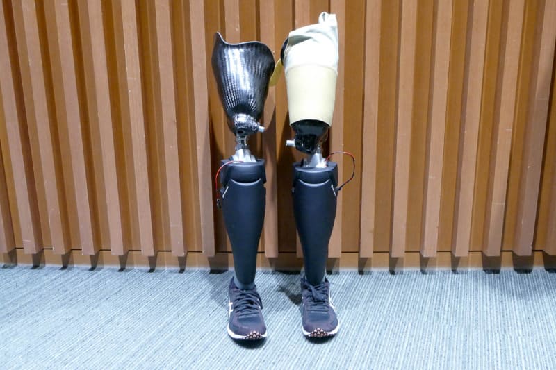 義足全体の重さはソケット部も含めて片足で5kg足らずとのこと