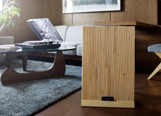 全ての客室にホテル外装の端材を使ったウッドスピーカーを設置。
