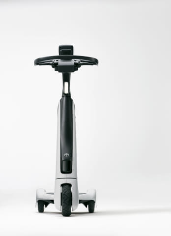 トヨタ、立ち乗り3輪EV。 コンパクトで歩行者に寄り添う - Impress Watch