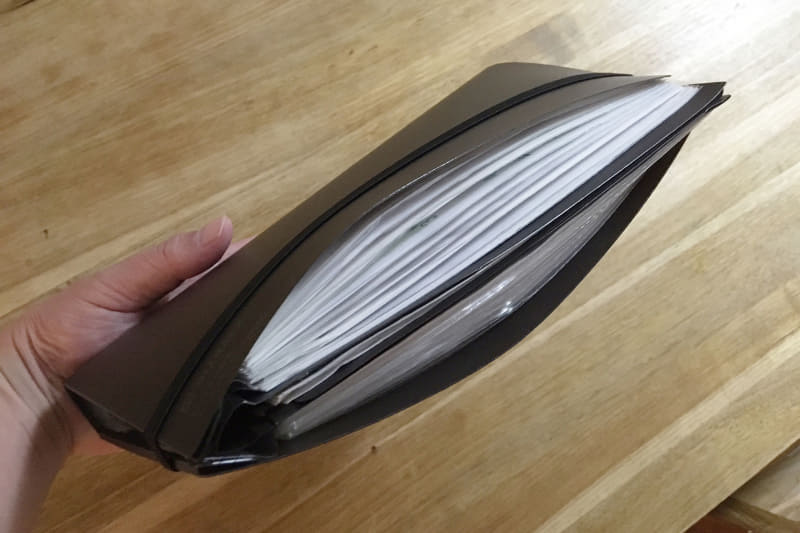 強引に2つに折った印象。100枚近くの紙をたわませればそうなりますね