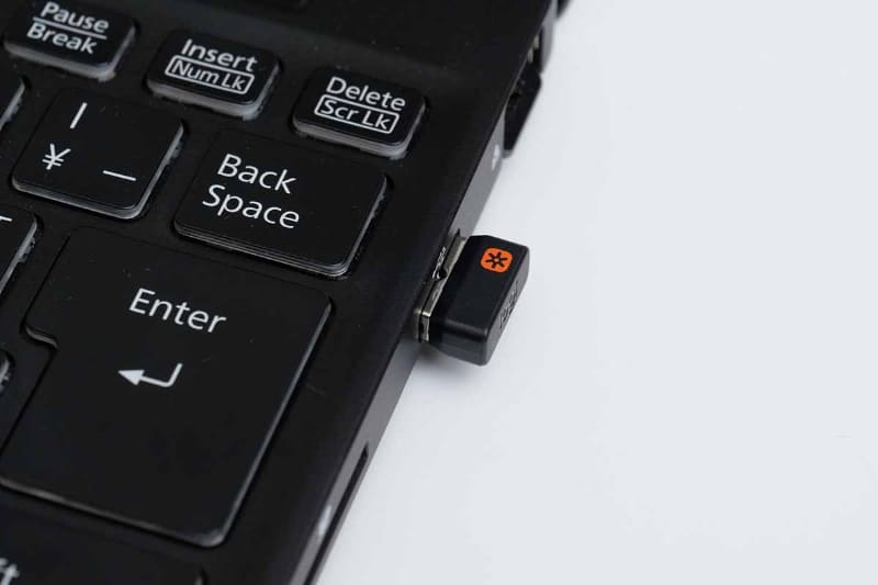 MX Anywhere 3付属のUnifyingレシーバーは十分小さいですが、それでもUSBポートから8mmほど飛び出して邪魔に感じます