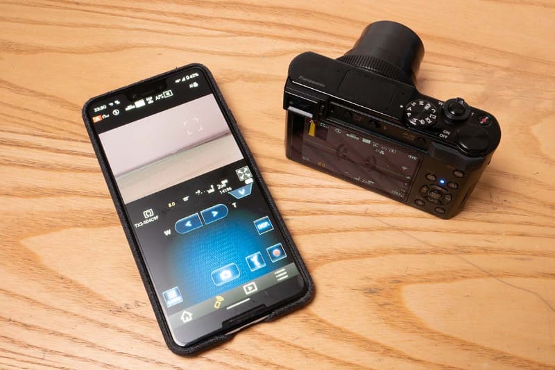 最近のデジタルカメラであれば、Bluetoothや無線LANを使って写真の転送はできる。スマートフォンからリモート撮影も可能だ。ただ、少々操作が面倒なのが難