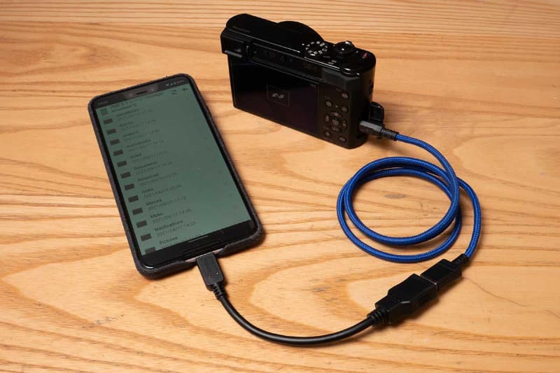 デジタルカメラとスマートフォンをUSBで接続しても写真の転送が可能だ