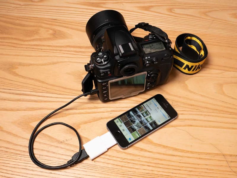 iPhone 5s(2013年発売)とNikon D700(2008年発売)をiPad Camera Connection Kit(2010年発売)とDock/Lightningのアダプタを介して接続。古い製品の組み合わせだが、「写真」アプリで問題なく取り込めた