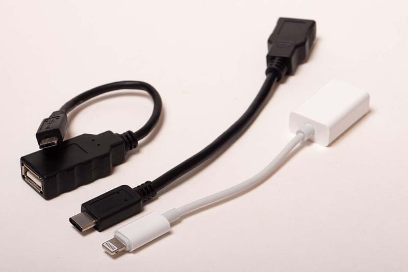 左から、マイクロB、Type-C、LightningのOTGケーブル。スマートフォンとカメラの組み合わせによって必要になる。ただ、スマートフォンとカメラの双方がType-Cのときは、データ通信対応の普通のUSB Type-Cケーブル一本で済むのでラク