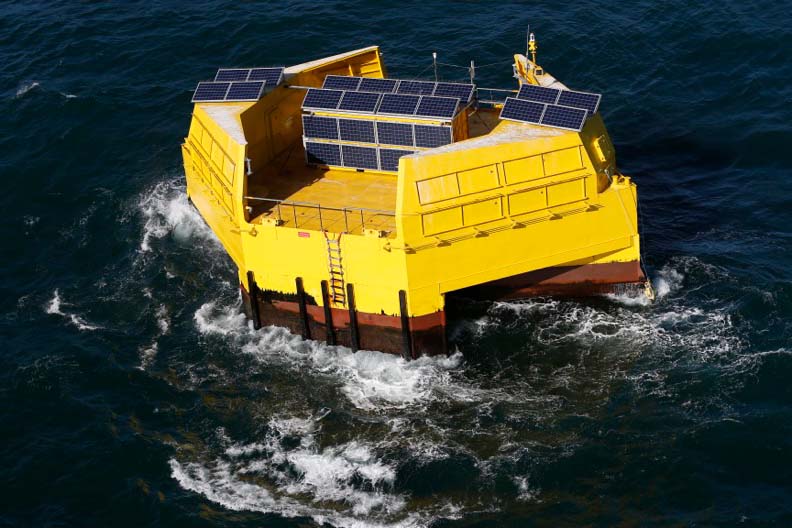 海上に浮かぶブイによって電力を供給し、中継器の数を減らして海底ケーブル敷設の難易度を下げる開発も行なわれている