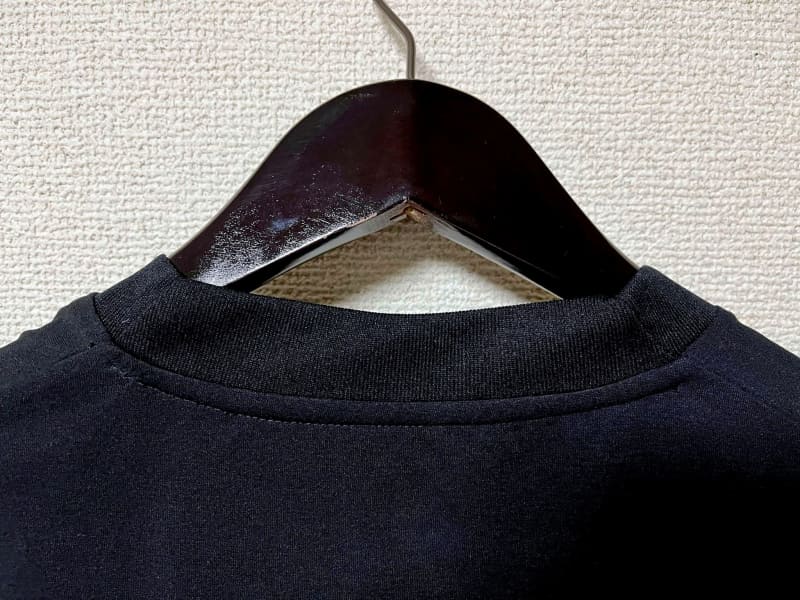 Tシャツの襟(後ろ側)
