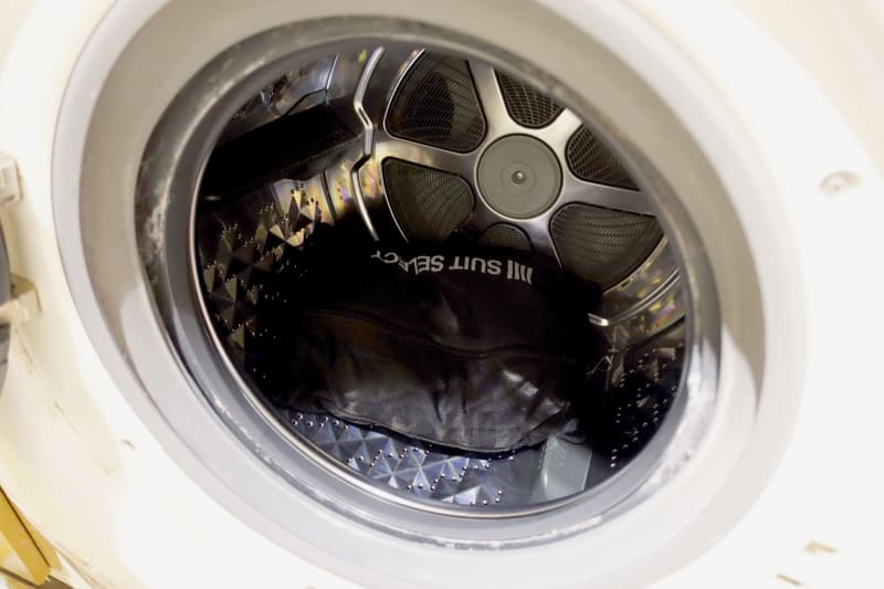 洗濯機に入れている様子