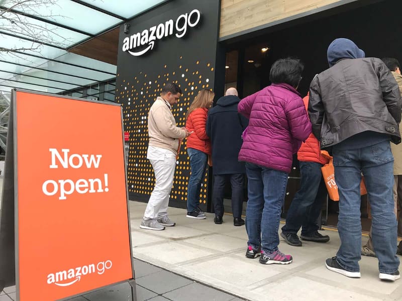 米ワシントン州シアトルのAmazon本社ビル1階に位置するAmazon Go 1号店の一般オープン直後の様子