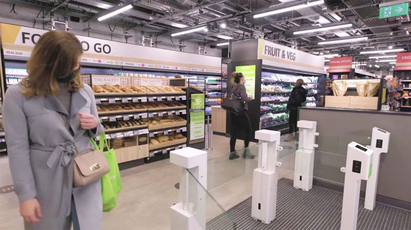 英ロンドンにあるJust Walk Out技術を採用したAmazon Fresh店舗の様子。公式の紹介ビデオより抜粋