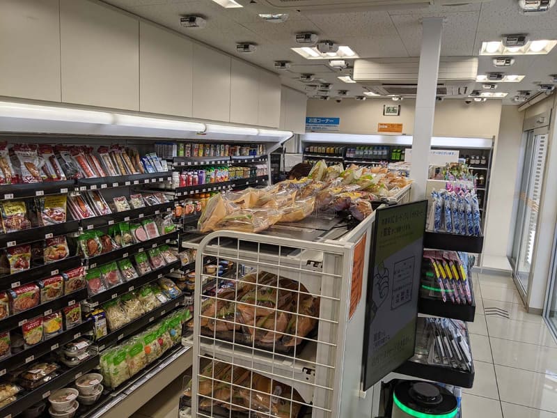 トモニー中井店では既存の施設を流用した関係で天井が低くカメラ台数が通常より多い。また面積の関係で商品点数は従来よりも減少しているが、採算ライン自体が下がっているので問題ないという