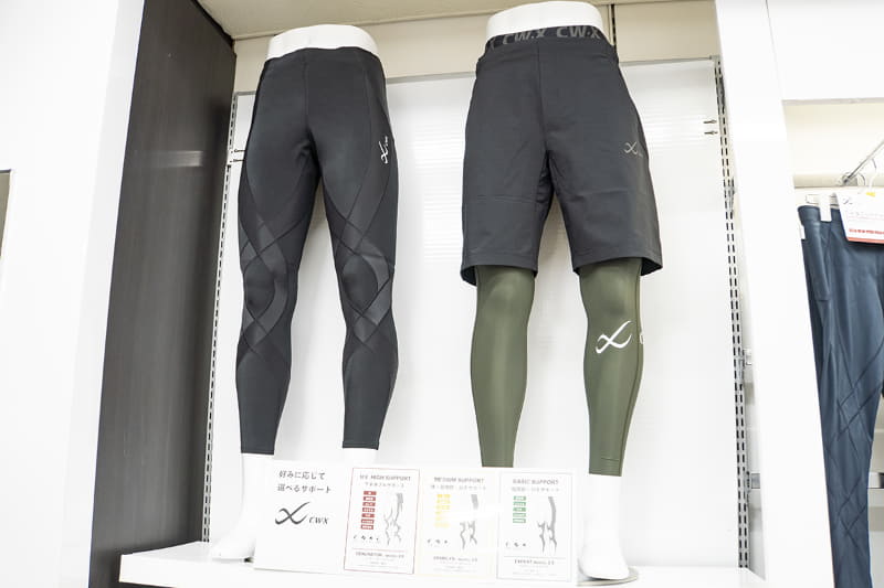 ワコール CW-Xのロングタイツ。下半身フルサポートのジェネレーターモデル(20,900円)、股関節・ひざをサポートするエキスパートモデル(13,200円)などの種類がある
