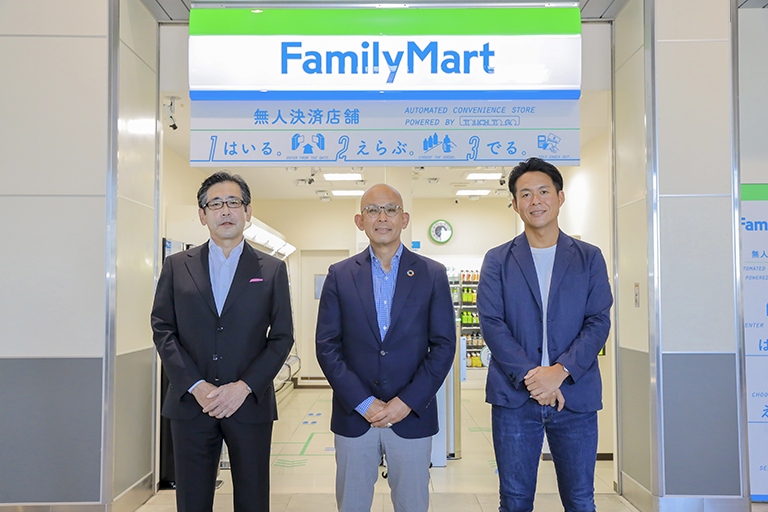東武商事 代表取締役社長 都筑 豊氏(左)／ファミリーマート 代表取締役社長 細見 研介氏(中)／TOUCH TO GO 代表取締役社長 阿久津 智紀氏(右)