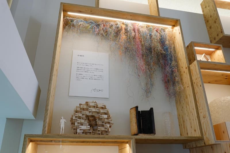 室内には隈研吾氏の作品を展示。今後はT-BOXでの成果物なども展示していく