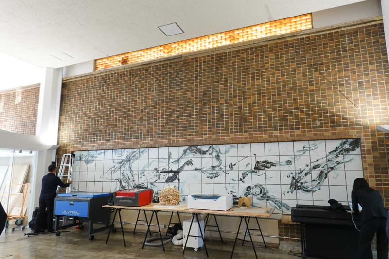 工学部1号館は過去に増築されており、T-BOXの室内の1面はかつて「外壁」だったものがそのまま残っている