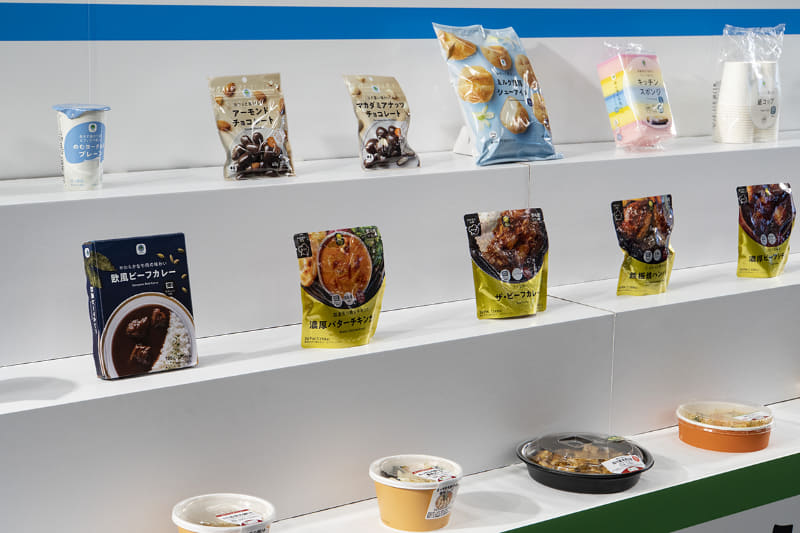飲食料品から日用品(上段奥)まで、ファミマルでは幅広くラインアップする