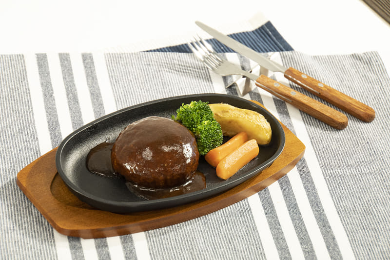 ファミマルKITCHEN PREMIUMとして展開する「鉄板焼きハンバーグ」(盛り付けイメージ)。価格は398円