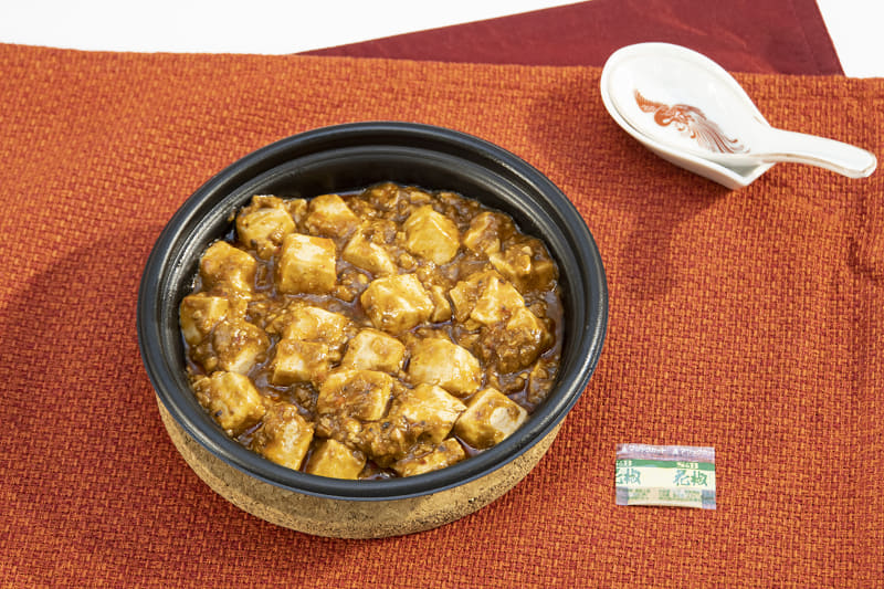 ファミマルKITCHENとして展開する「痺れて旨い!四川風麻婆豆腐」。価格は358円