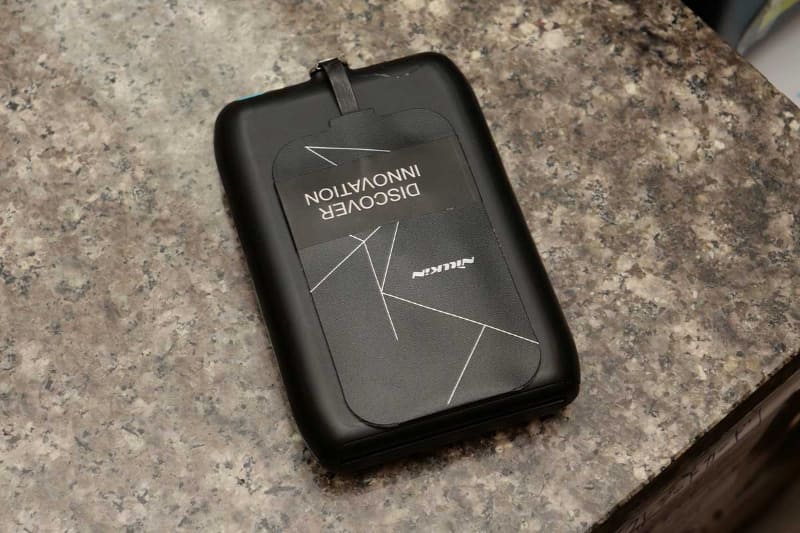 決済端末に非接触充電アダプタを取り付けて、ケーブルレスで利用できるようにしていた