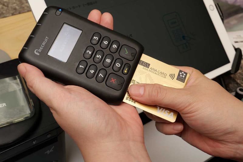 クレジットカード決済では、お客様からカードを受け取って決済端末に装着し、その後決済端末を手渡ししてPINを入力してもらう形で決済していた