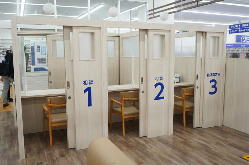 オンライン服薬指導や検体測定による健康チェックを行なう専用ブース。この日は準備中で稼働していなかった