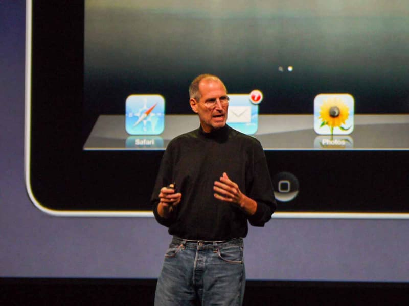 2010年1月、iPadを発表するスティーブ・ジョブズ。だがこの時、発表の中で「A4」の名前は強調されなかった