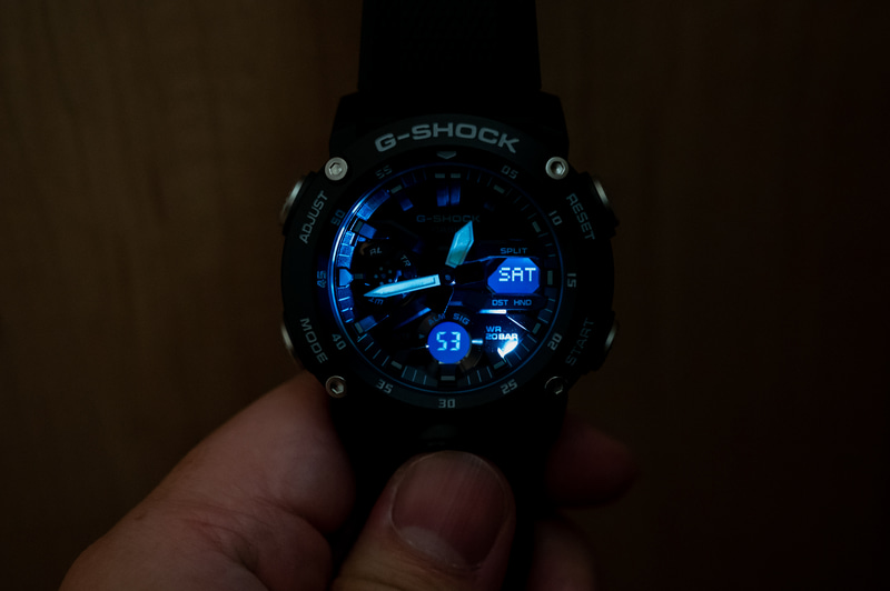 ライトのボタンを押すとLEDライトと液晶バックライトが点灯します