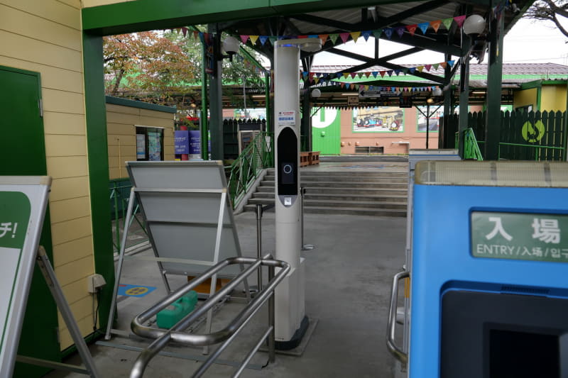 富士急行線 河口湖駅と富士急ハイランド駅には、パナソニックのウォークスルー型顔認証改札を設置