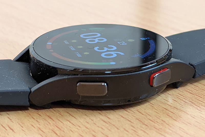 本体側面(左腕に装着した場合の右側)に物理ボタンが2つ