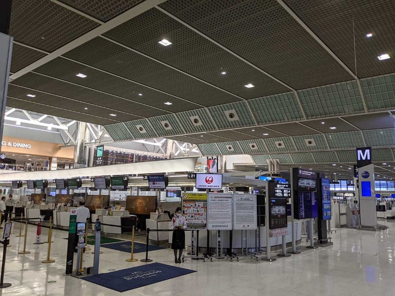 日本航空のカウンターがある成田空港第2ターミナル。ちょうどフライトがない時間ということもあり、カウンターから荷物検査場までほぼ無人だった