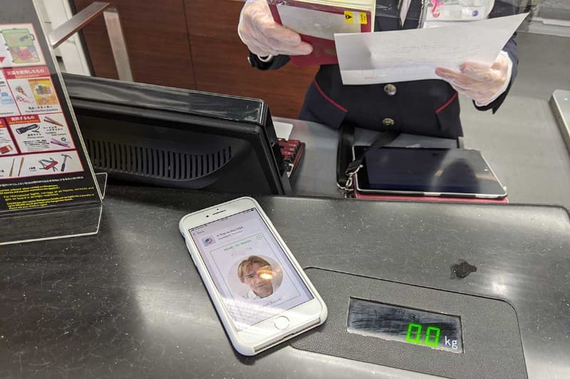 カウンターで書類の最終チェック。VeriFLYアプリとは別に、紙の書類に問題ないかのチェックを行なっているという