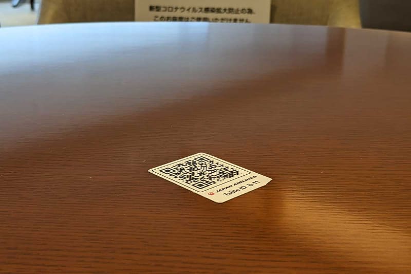 食事の注文時にはテーブルのQRコードを読み取ってブラウザで開くと、席番号に紐付いた状態でモバイルWebアプリが起動する