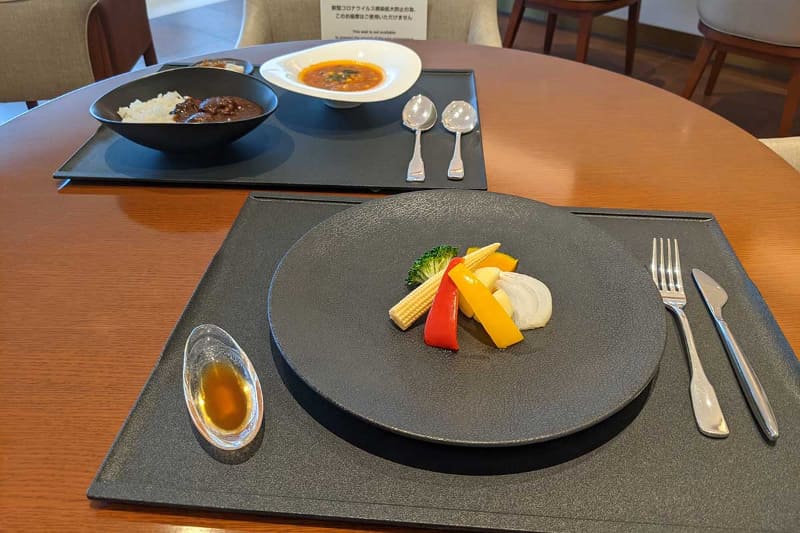 少し待っていると食事を運んできてもらえる。食事の中身より容器やトレーの方が圧倒的に大きい