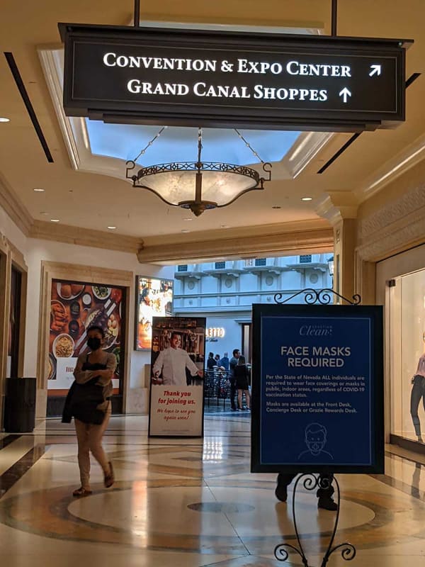 ホテルからカンファレンス会場へ行く際に通過するGrand Canal Shoppers入り口に掲載されたマスク必須の注意書き。カジノや宿泊ホテルではマスク未着用の人々を多く見かけたが、このようにマスク必須を掲げる施設もある
