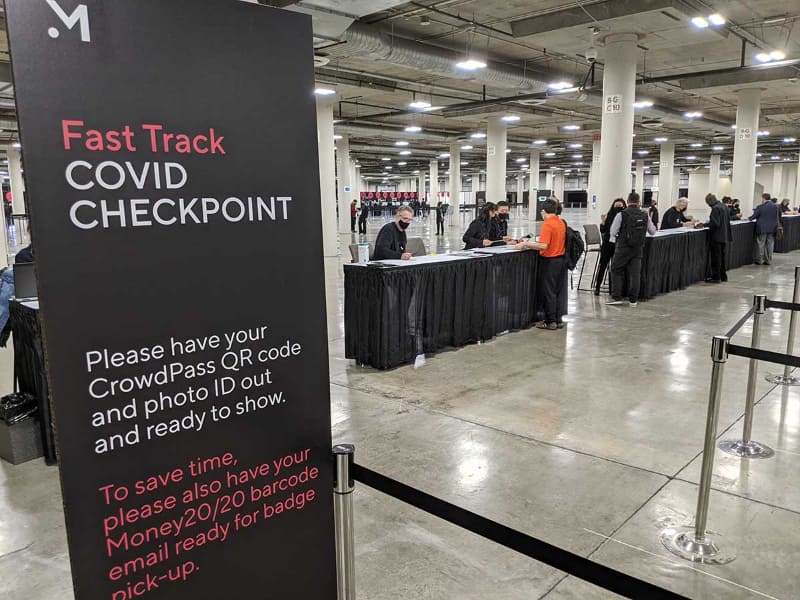 バッジピックアップの前にCrowdPassのワクチン接種証明チェックを通過したQRコードを提示する必要がある