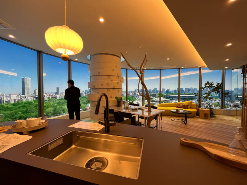 キッチンからの眺望も非常に贅沢。オープンキッチンの本領をここまで発揮するマンションがほかにあるだろうか