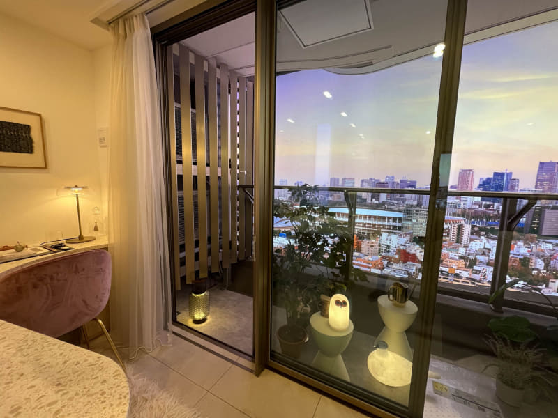 バルコニーの窓は立ち上がりがないので、出入りしやすそう。フラットレールの3枚建てか2枚建てにしたい