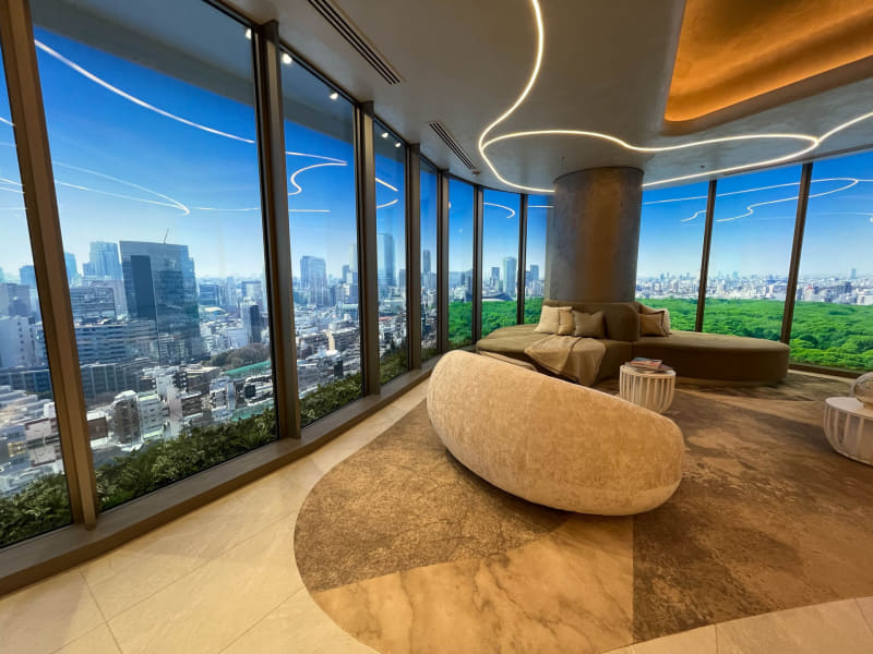 リビングルームの一角。右の円柱は半島状の突端部を支えている位置で、周囲180度以上が窓。あとこの部屋は窓の立ち上がりが低い