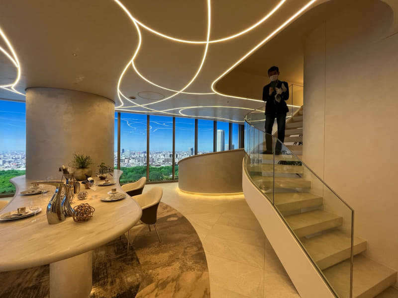 リビングルームにある階段。モデルルームでは上階は再現されていない