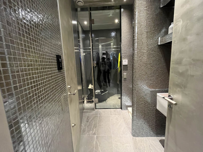 家族用の洗面室とシャワールーム。洗濯機もこちらに置くイメージ。左側には27階だけの各戸専用宅配ボックス