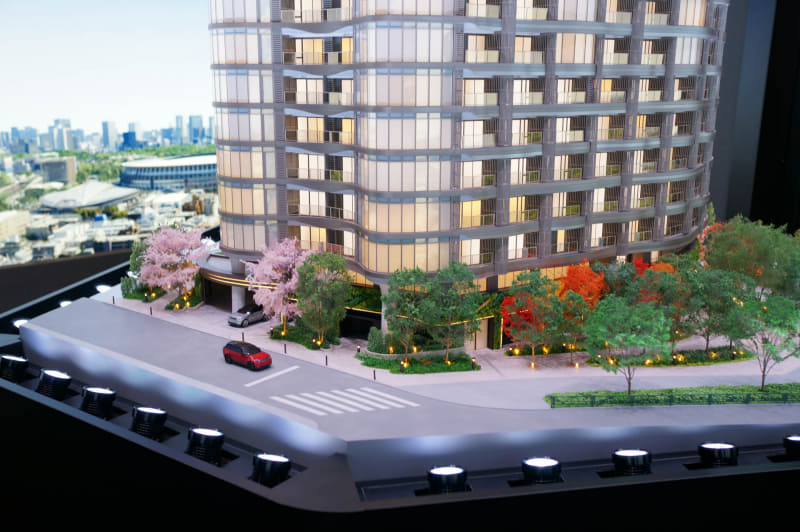 北側。周囲は緩やかな斜面なため、こちら側は地上階が2階に相当する(南側が1階)