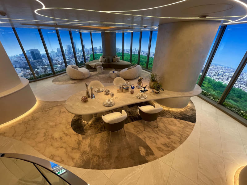 階段からリビングを見下ろす