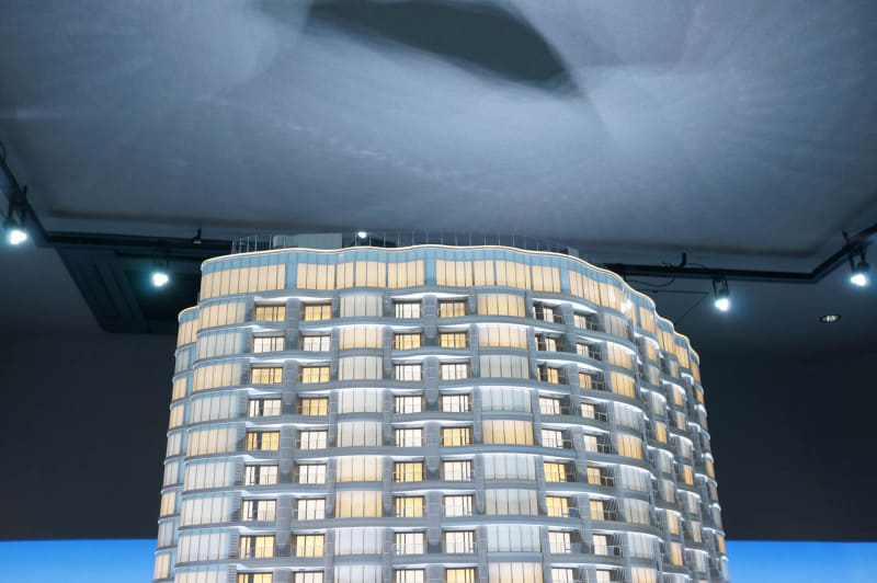 最上階だけ窓が連続する特別仕様。そもそもこのマンション、外壁がほとんどないな