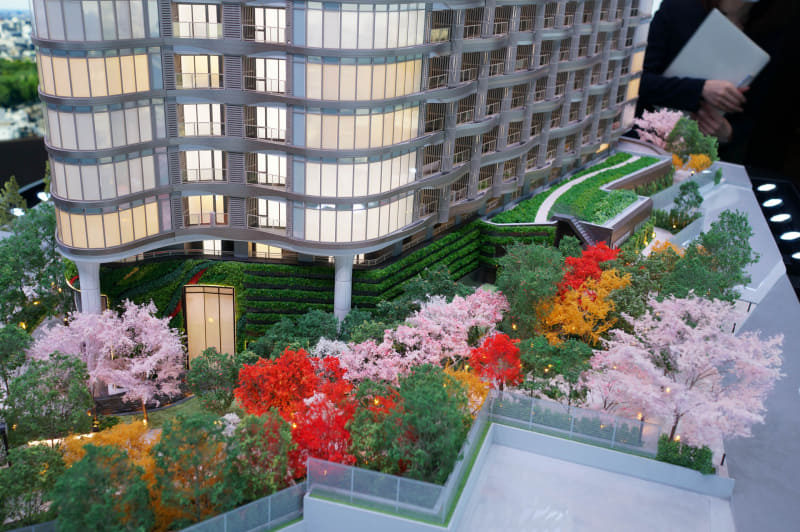 南東側から。緑に囲まれているのが共有設備のある1階と2階。敷地内は緑化されている