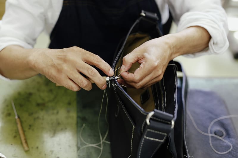 職人が修理を行なう様子