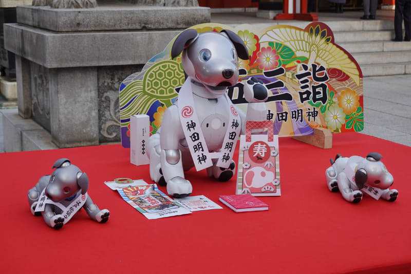 中央は大きなaiboのモックアップ「バイボ」