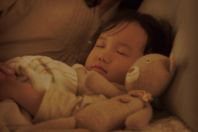 入眠前は、色温度が低く夕方の陽の光に近い色の電球色のほうがよいと言われています