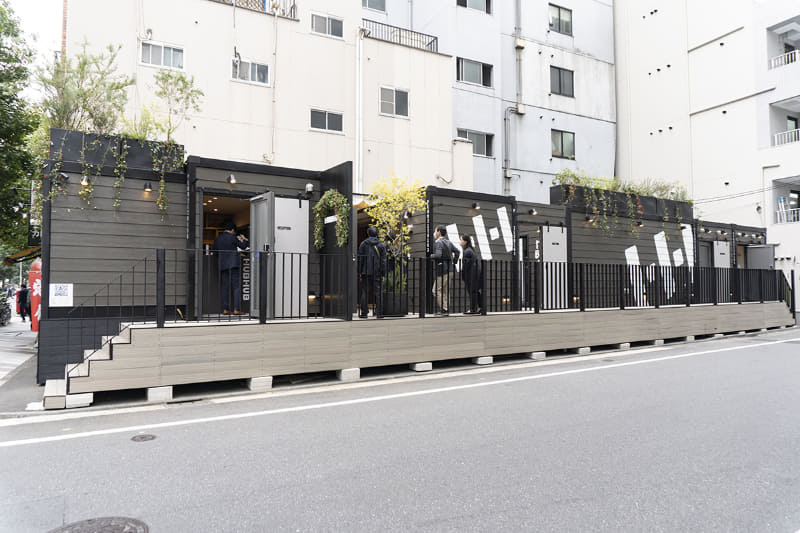 トレーラーハウスなので下の見えない位置にはタイヤがついている